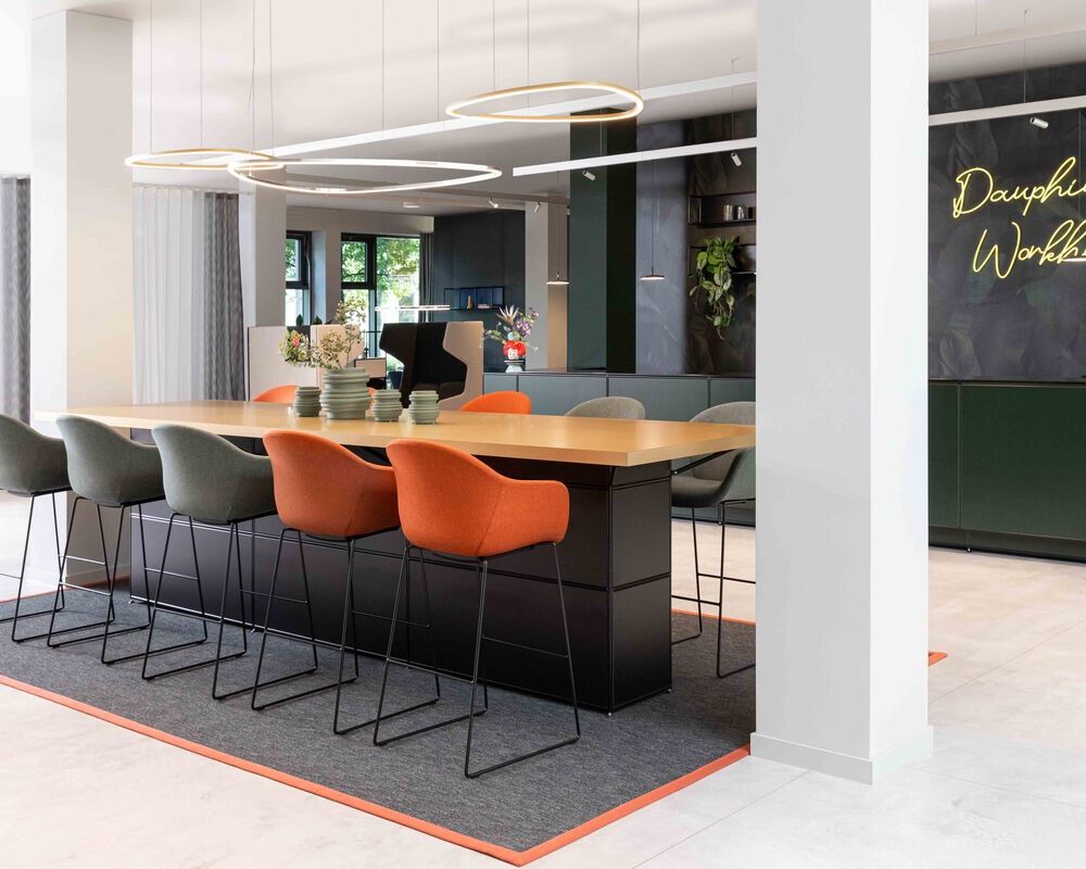 Slim Delta Direkt Leuchten von SATTLER an einer Besprechungstheke | © Dauphin HumanDesign® Group GmbH & Co. KG Meeting Point mit Slim Delta Direkt Leuchten von SATTLER. Im Hintergrund eine Empfangstheke mit Paladio System Track Leuchte, sowie Paladio System LENS jeweils als Pendelversion in verschiedenen Höhen verbaut. In der Track Leuchte wurden zudem Avveni Pendant 1 und Evo Spot eingesetzt | © Dauphin HumanDesign® Group GmbH & Co. KG