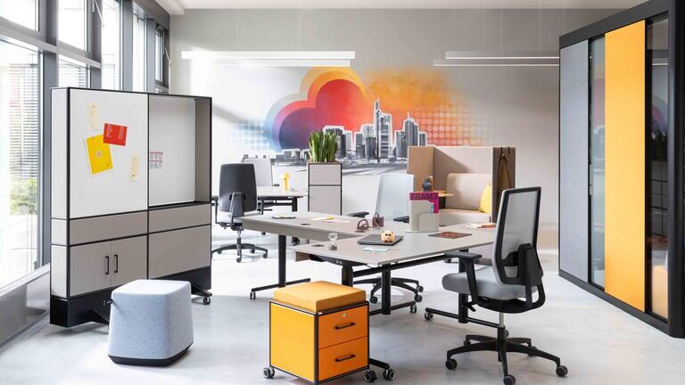 Paladio 54 single luminaire positioned above office workstations | © Dauphin HumanDesign® Group GmbH & Co. KG