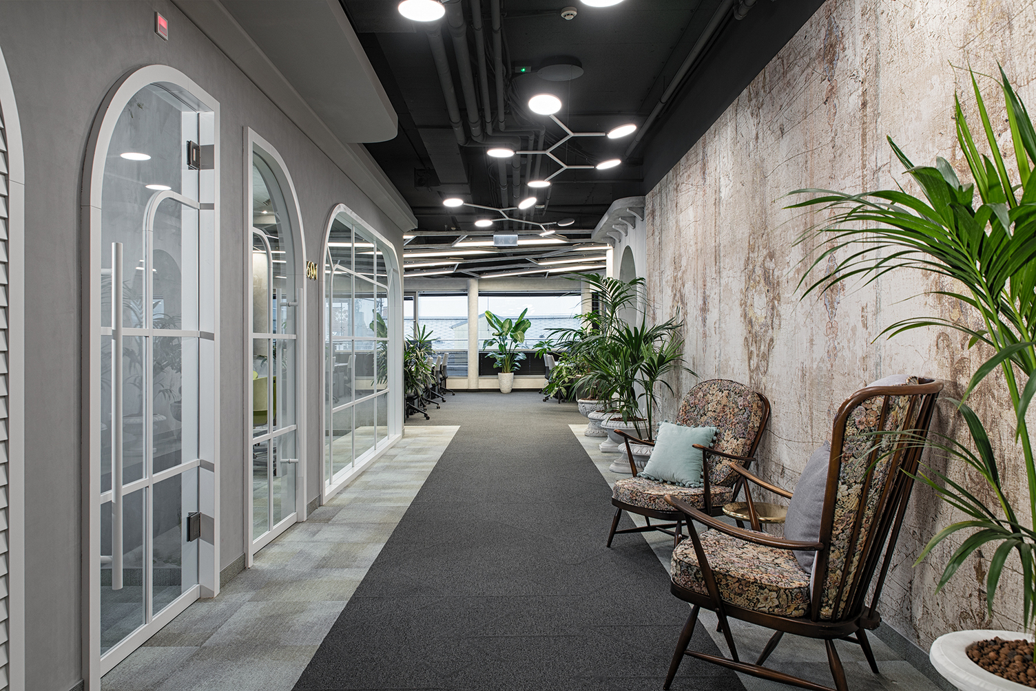 SATTLER AVVENI PENDANT 5 – Moderne Lichtgestaltung im Dealogic Büro in Budapest