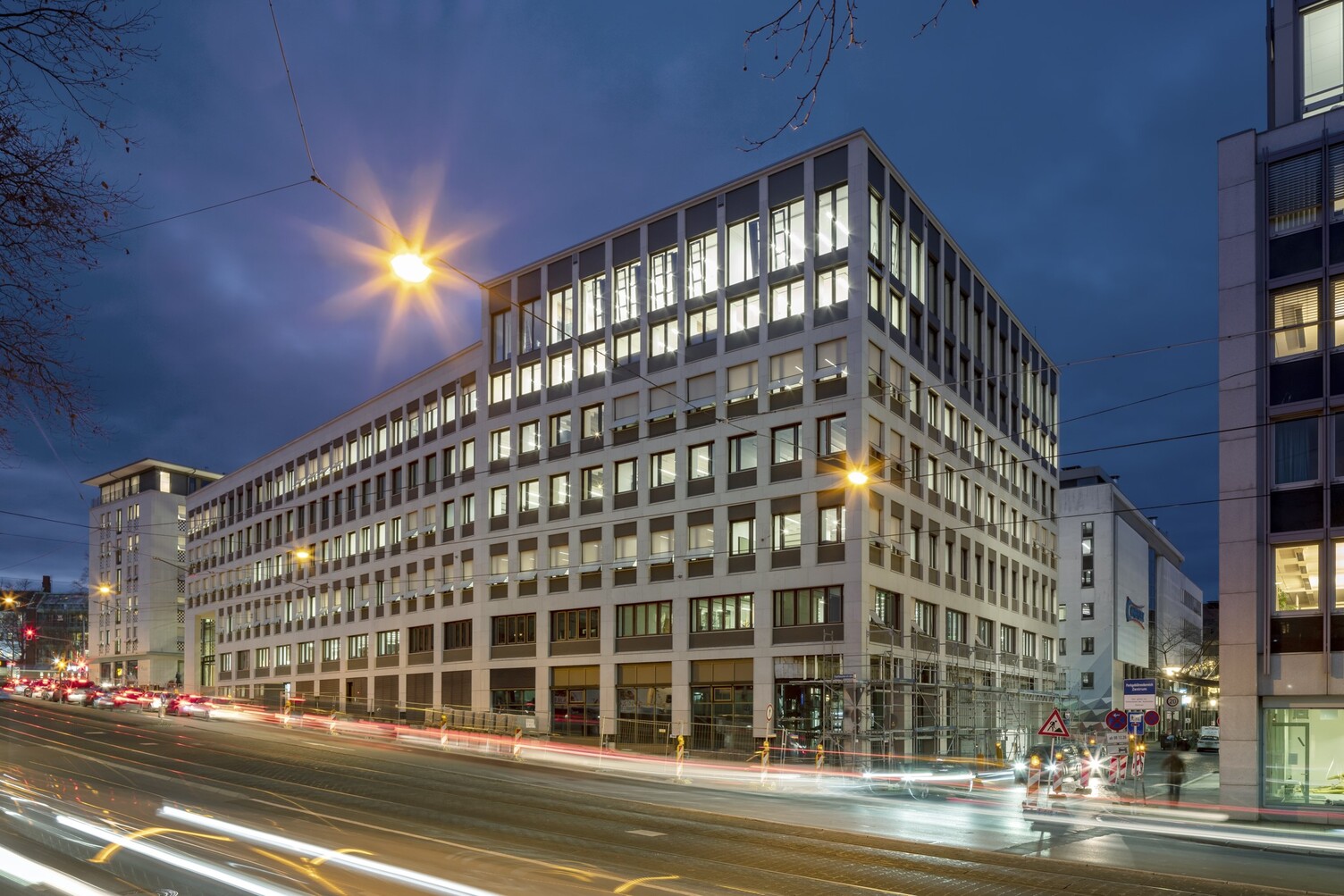 Lichtband-Installation an der Fassade der Evangelischen Bank Kassel – SATTLER Die umlaufende Lichtlösung an der Fassade der Evangelischen Bank Kassel von SATTLER verbindet Funktionalität und Design in einer modernen Architektur.