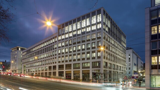 Lichtband-Installation an der Fassade der Evangelischen Bank Kassel – SATTLER Die umlaufende Lichtlösung an der Fassade der Evangelischen Bank Kassel von SATTLER verbindet Funktionalität und Design in einer modernen Architektur. | © Constantin Meyer