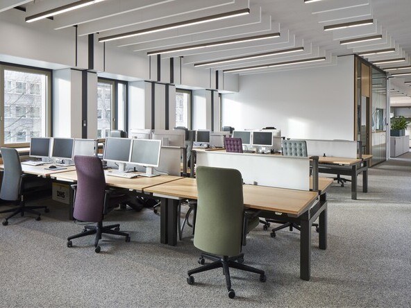 Lineare SATTLER Leuchten in moderner Büro- und Arbeitswelt