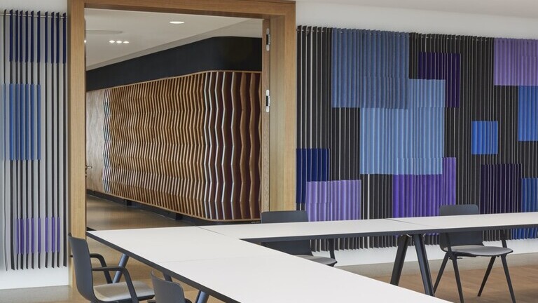 Detail conference room Kassel, U-shaped table, round light ceiling, blue wall design