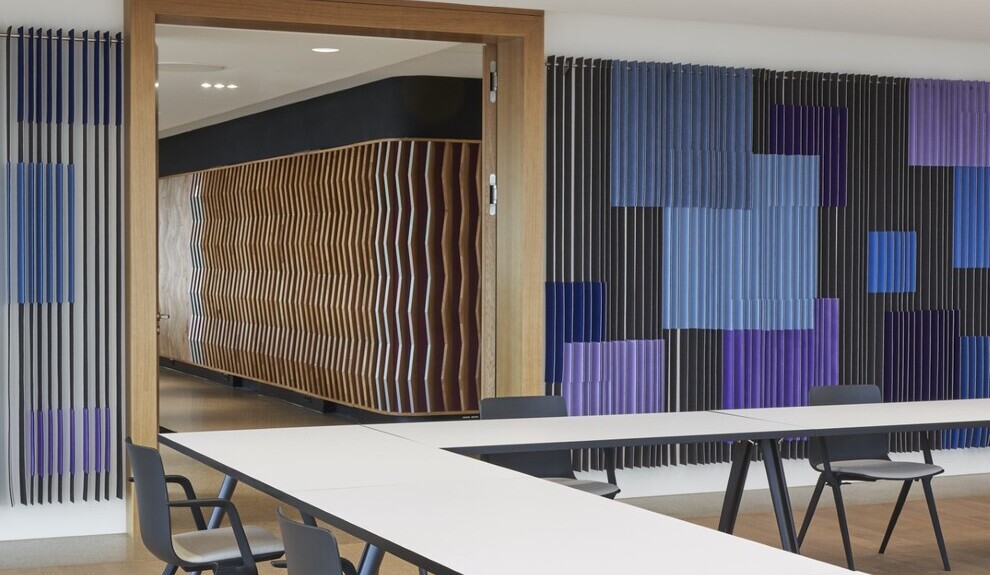 Detail Konferenzraum Kassel, U-förmiger Tisch, runde Lichtdecke, blaue Wandgestaltung