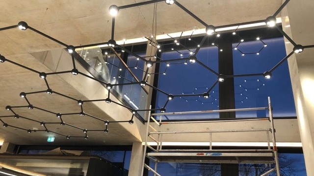 SATTLER FAVO THE LIGHT NET – Blick auf die Installation der Wabenstruktur während der Montage im EVF Kundenzentrum