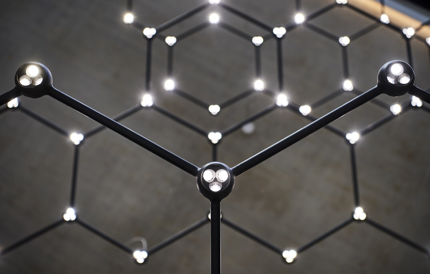 SATTLER FAVO THE LIGHT NET – Detailaufnahme der Wabenstruktur mit einzeln steuerbaren Lichtpunkten