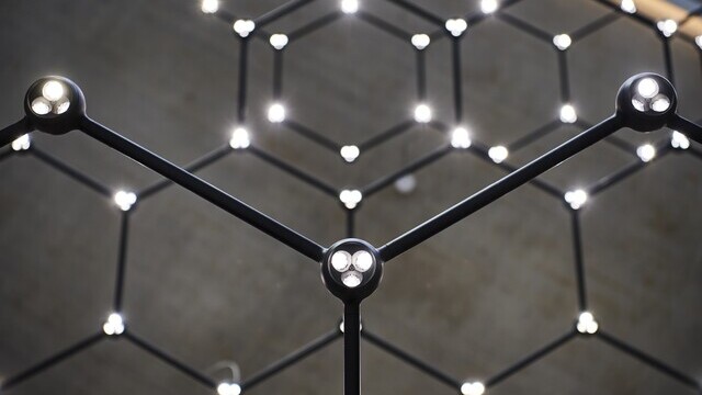SATTLER FAVO THE LIGHT NET – Detailaufnahme der Wabenstruktur mit einzeln steuerbaren Lichtpunkten | © Joachim Grothus
