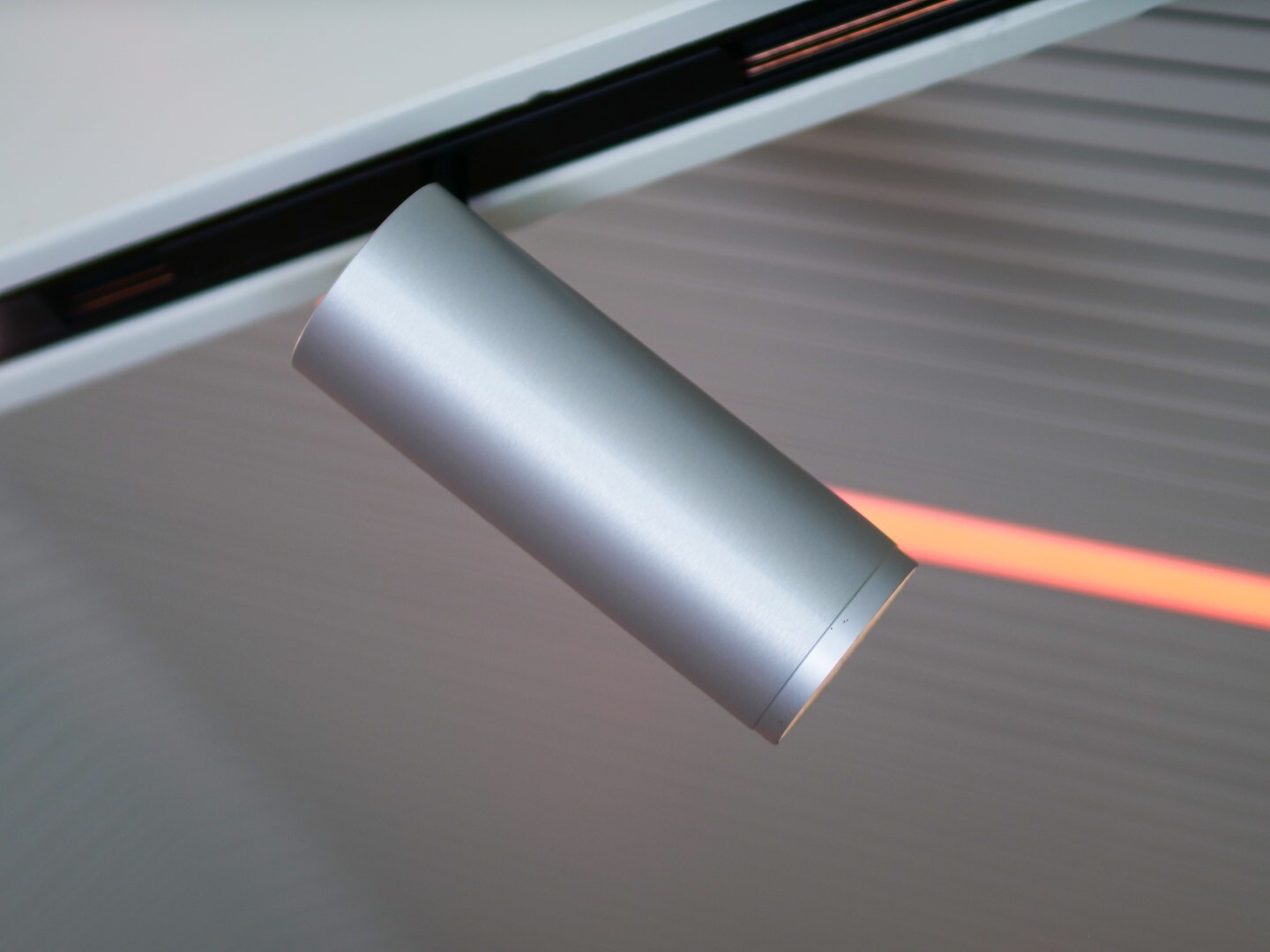 LED-Spot mit indirekter Beleuchtung an einer modernen Deckenleuchte.