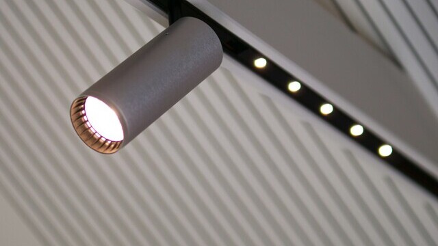 Close-up of an LED spotlight on a ceiling fixture in a tiny house. | © Alexander Strifler