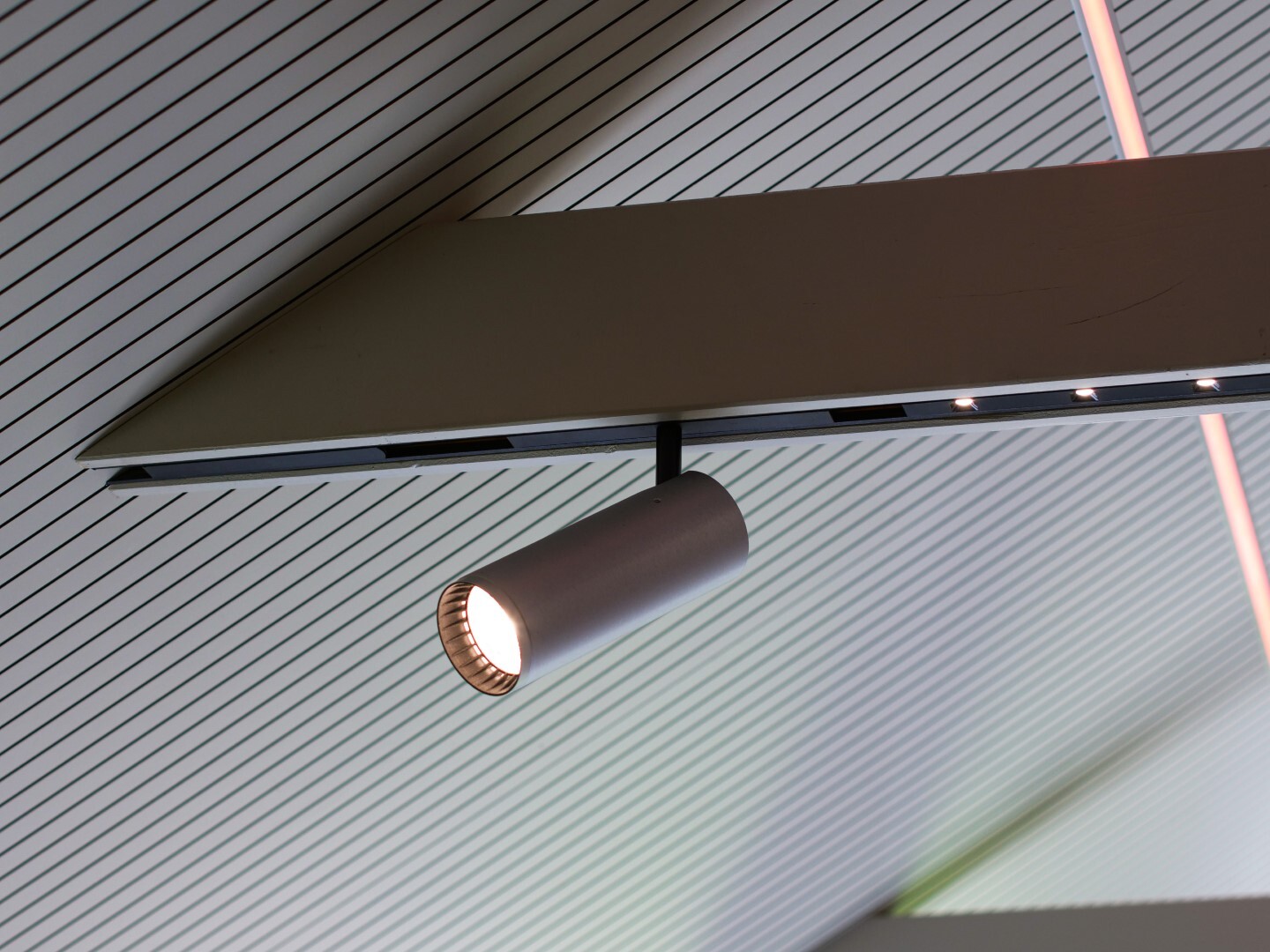 Nahaufnahme eines LED-Spots an einer modernen Deckenleuchte in einem Tiny House.