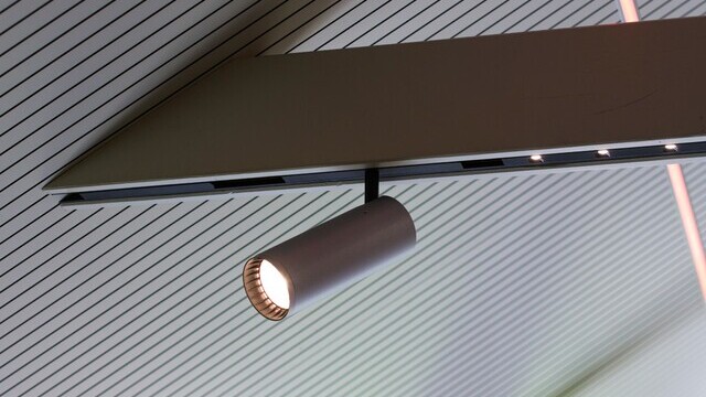 Close-up of an LED spotlight on a modern ceiling light in a tiny house. | © Alexander Strifler