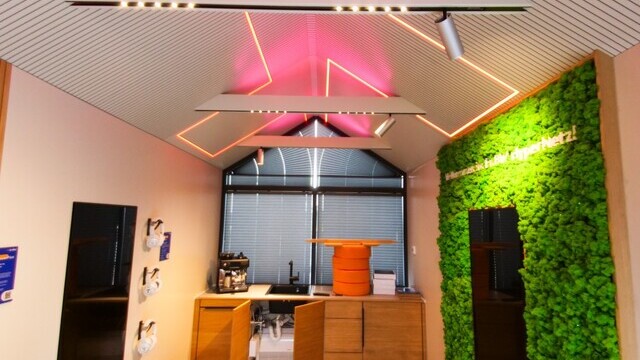 Interior view of a tiny house with LED ceiling lighting and wooden furniture. | © Alexander Strifler