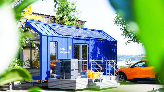 Exterior view of the EnBW Tiny House with sustainable lighting concept  Alt-Beschreibung: | © Alexander Strifler