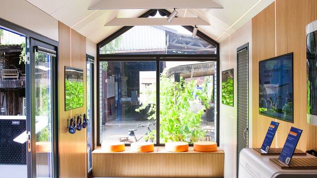 Interior view of the Tiny House: PALADIO TRACK system with flexibly positionable EVOLUTION spotlights. | © Alexander Strifler