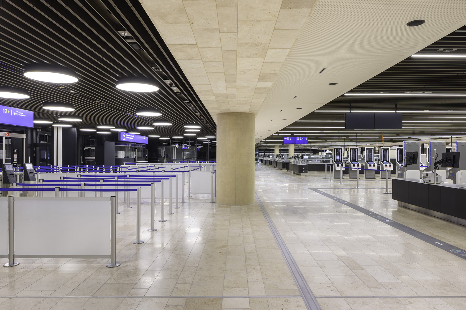Mehrere runde Deckenleuchten BLUBB mit flächigem Diffusor über dem Check-In des Frankfurter Flughafens am Terminal 3 | © Foto: HGEsch