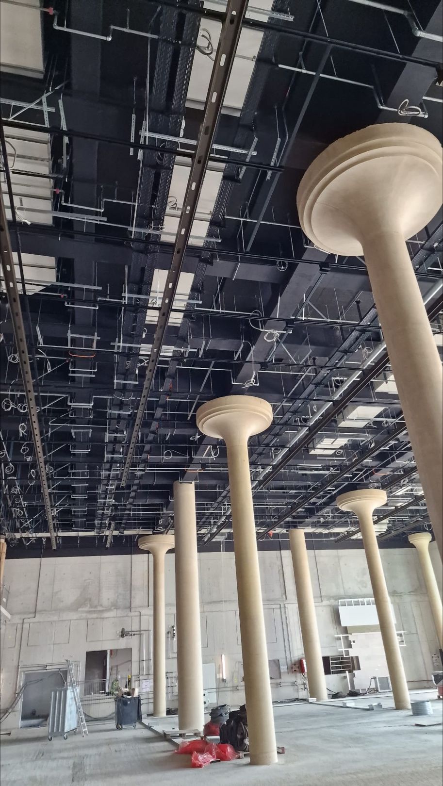 Baustellenbild Säulenlandschaft - Rohbau Gepäckausgabe Fraport Terminal 3. Mit Säulen, die gerade nach oben und welche, die Deckennah breiter verlaufen. | © SATTLER
