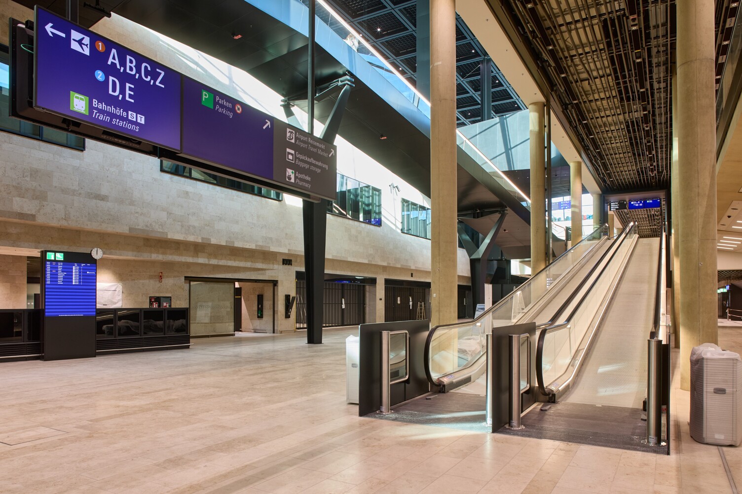 Flure & Rolltreppe - Ankommen am Terminal 3 des Flughafen Frankfurts. | © Fraport
