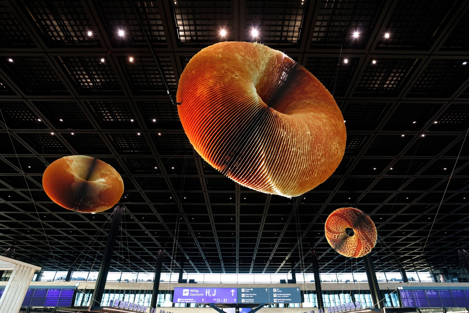 Kunstinstallation vom Künstler Julius von Bismarck namens „The First, the Last, Eternity“ - 3 Tori an der Decke des Terminal 3 am Frankfurter Flughafens | © Fraport