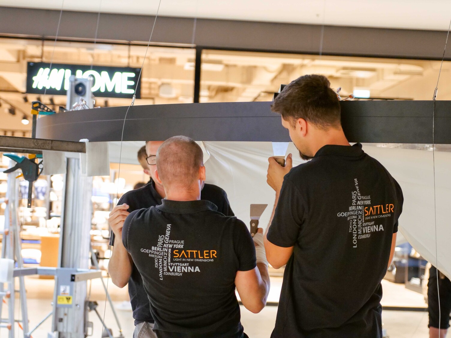 SATTLER Montageteam bei der Installation einer runden Lichtdecke im Das Gerber Stuttgart