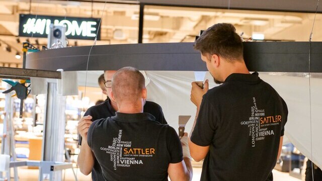 SATTLER Montageteam bei der Installation einer runden Lichtdecke im Das Gerber Stuttgart