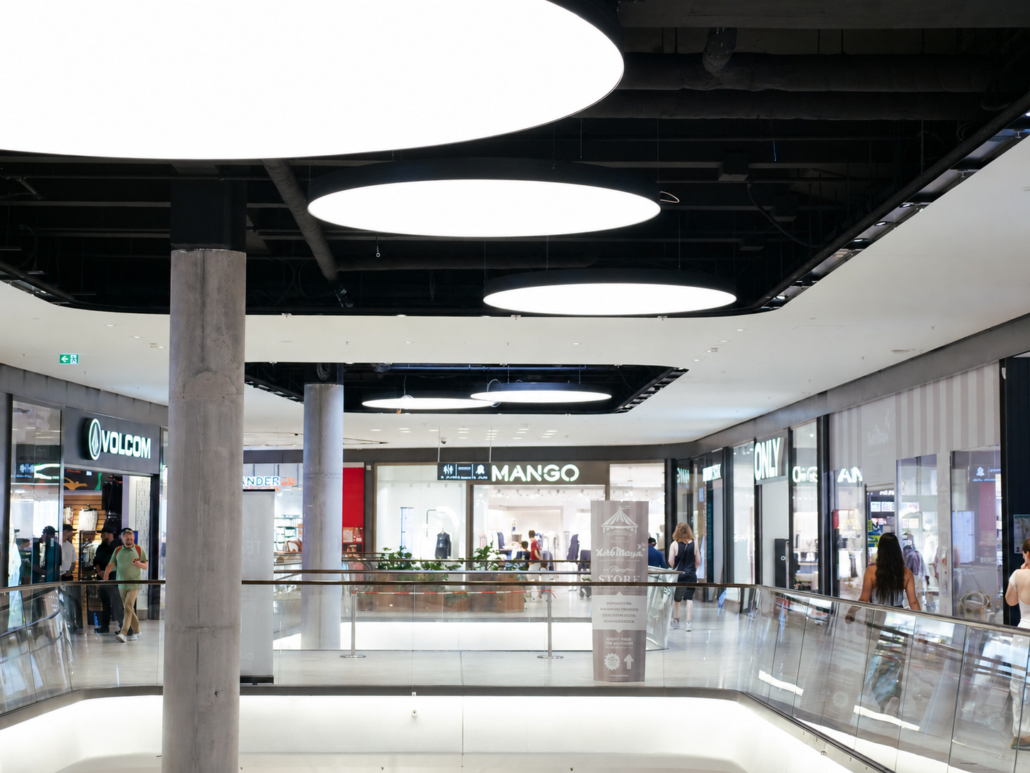 Abgependelte runde Lichtdecken im Kaufhaus Das Gerber Stuttgart