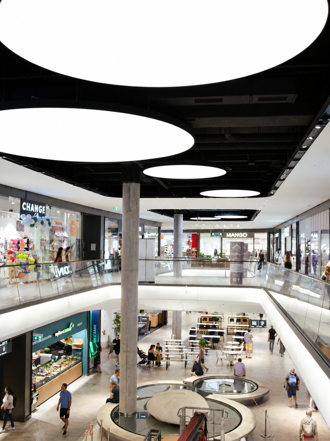 Großformatige abgependelte Lichtdecken im Atrium des Kaufhauses Das Gerber Stuttgart
