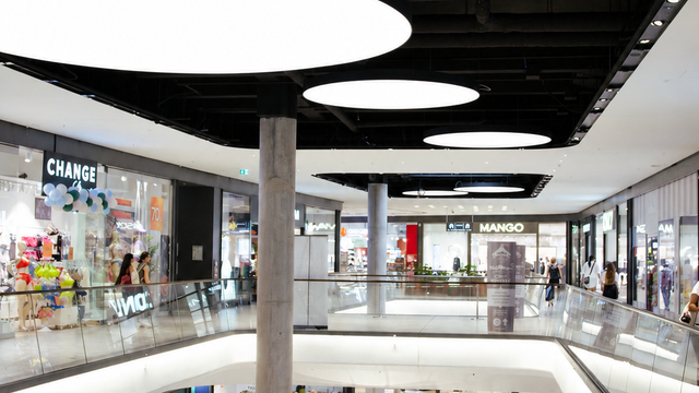 Großformatige abgependelte Lichtdecken im Atrium des Kaufhauses Das Gerber Stuttgart