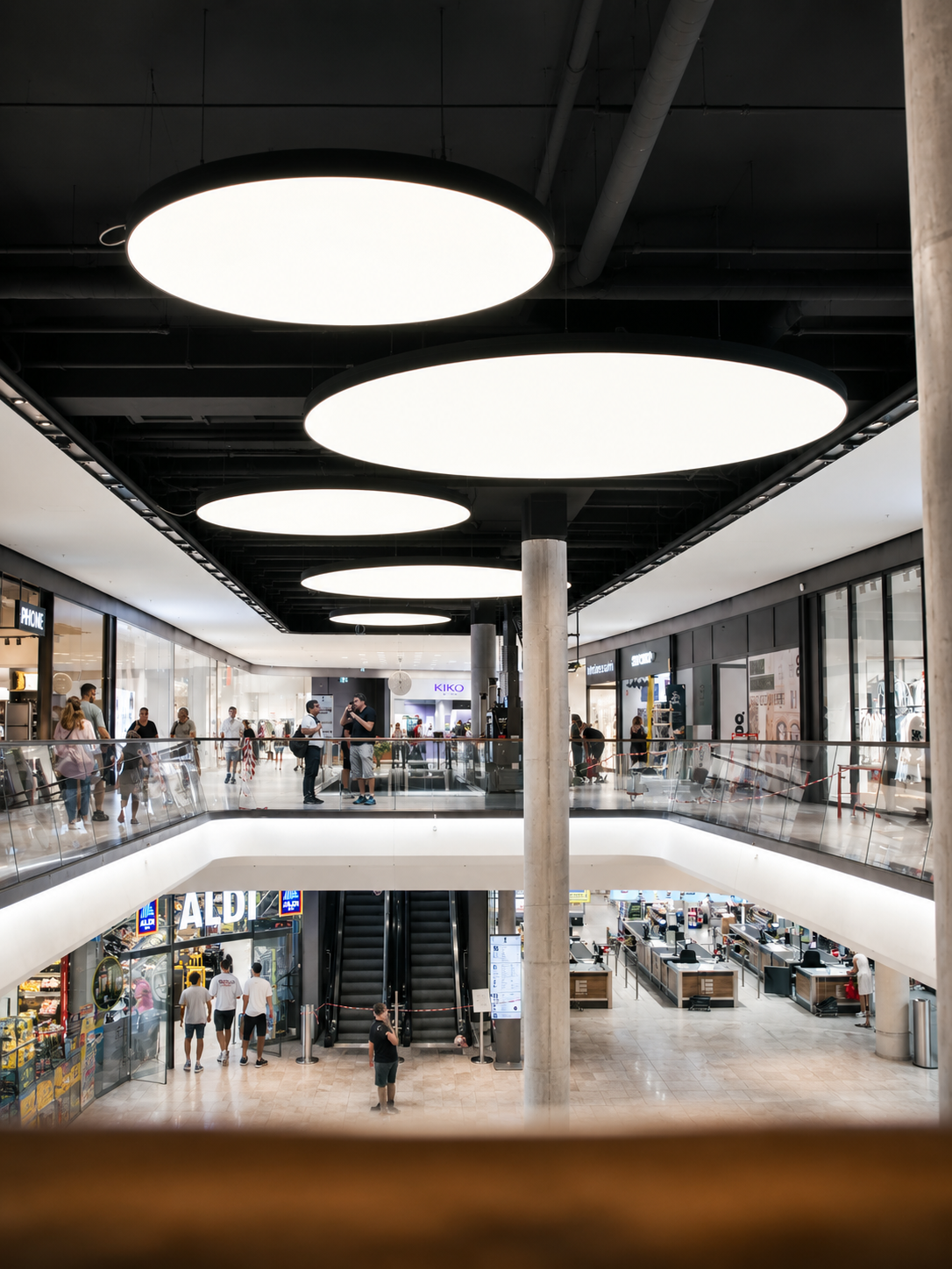 Runde Lichtdecken von SATTLER über der Ladenpassage im Das Gerber Stuttgart