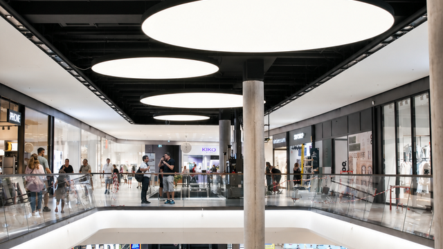 Runde Lichtdecken von SATTLER über der Ladenpassage im Das Gerber Stuttgart