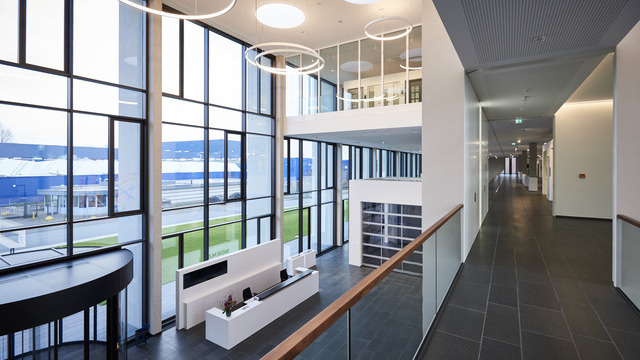View of the CIRCOLO luminaires from SATTLER in various diameters, photographed from one floor looking towards reception | ©  Architekten Wannenmacher + Möller GmbH 