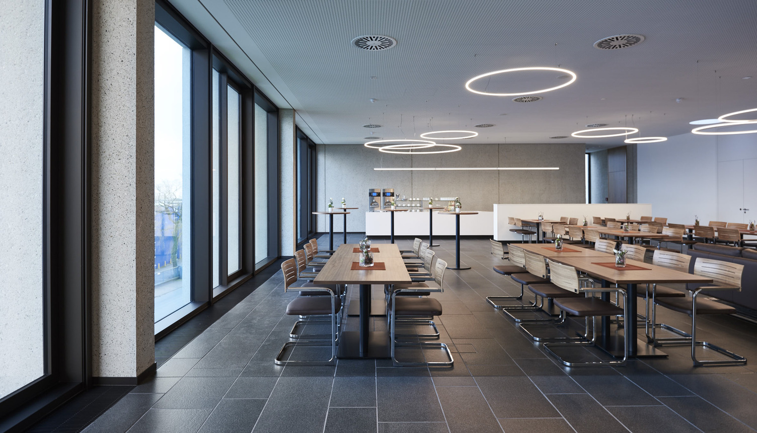 SATTLER Slim direkt in Cafeteria | © Architekten Wannenmacher + Möller GmbH Slim direkt Leuchten in einer Cafeteria | © Architekten Wannenmacher + Möller GmbH
