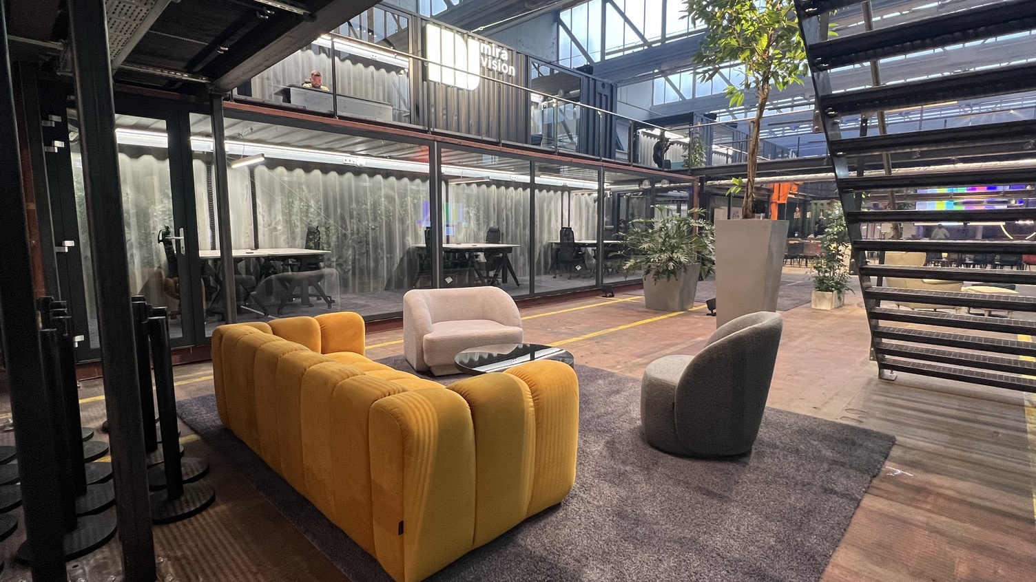Flexible Lounge- und Arbeitszone im HIVE Göppingen mit Meeting-Cubes in einer offenen Industriehalle