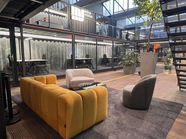 Flexible Lounge- und Arbeitszone im HIVE Göppingen mit Meeting-Cubes in einer offenen Industriehalle