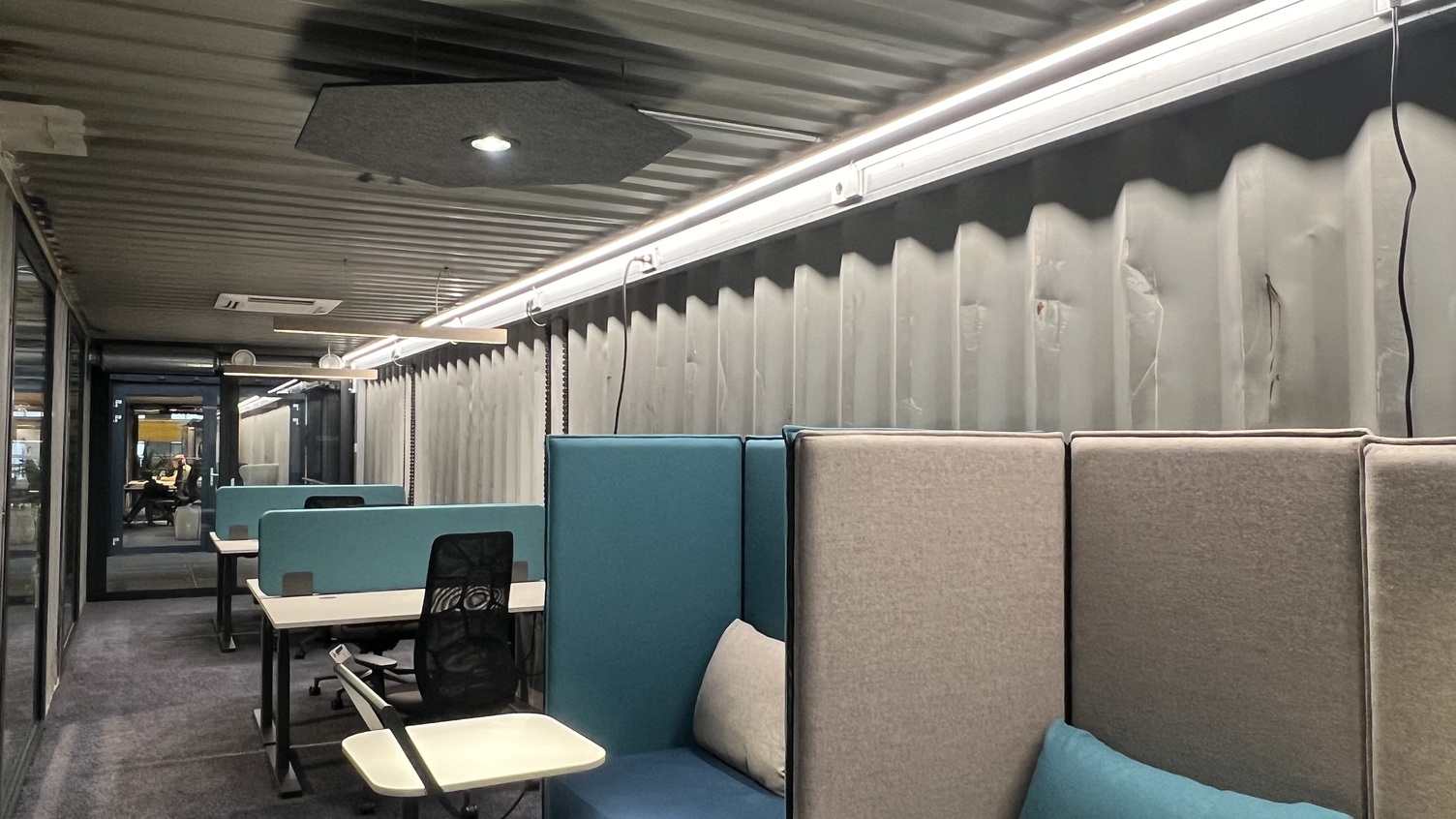 Arbeitsbereiche mit PALADIO Prism Arbeitsplätze im HIVE e.V. mit PALADIO Prism Leuchten