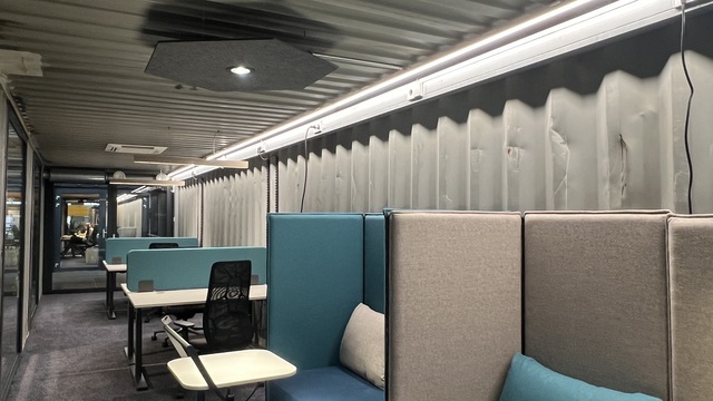 Arbeitsplätze im HIVE e.V. mit PALADIO Prism Leuchten und BE-Strahler in hexagonalen Akustik-Filz