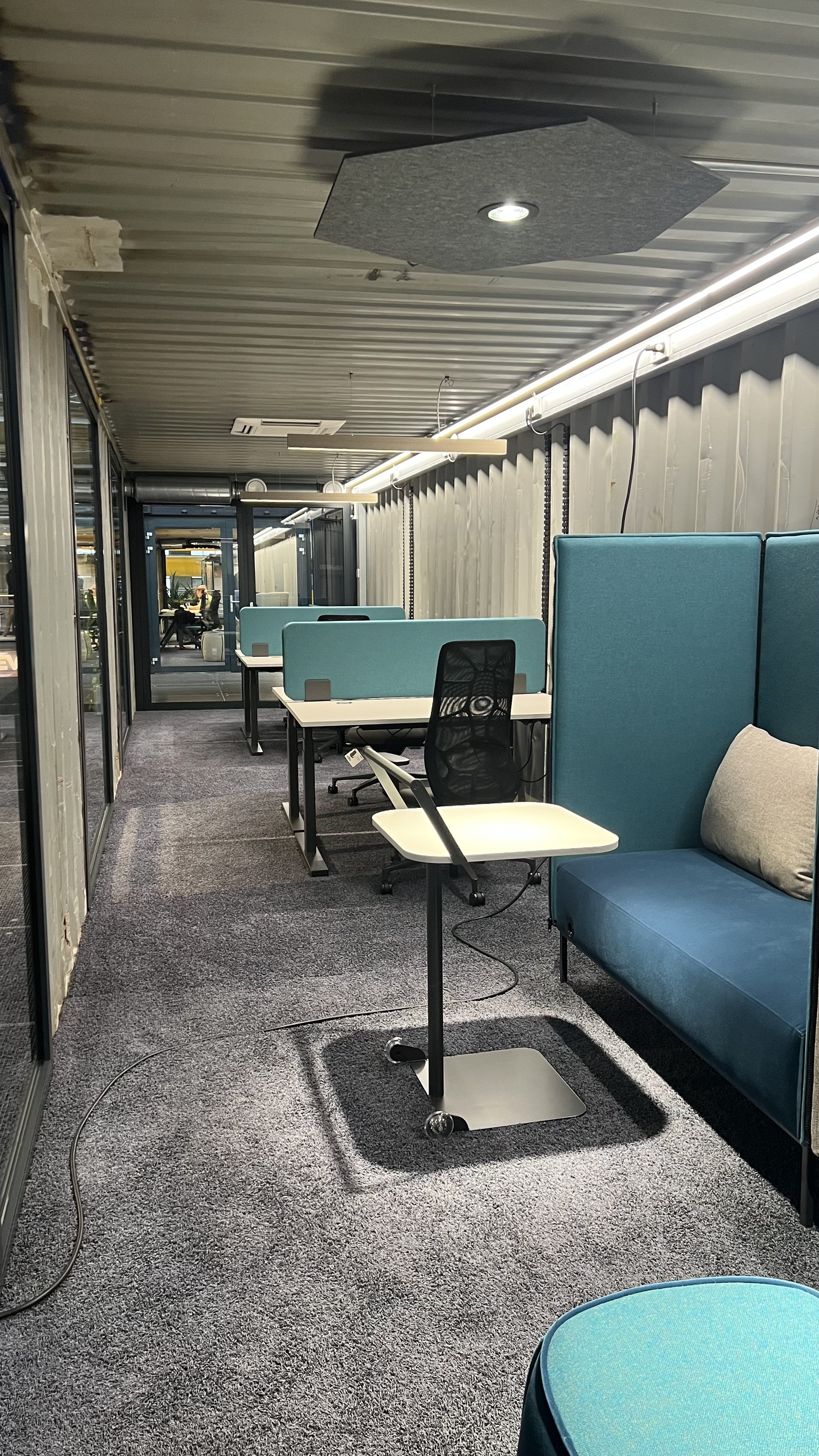 Flexible Arbeitsbereiche mit PALADIO Beleuchtung Arbeitsplätze im HIVE e.V. mit PALADIO Linearleuchten