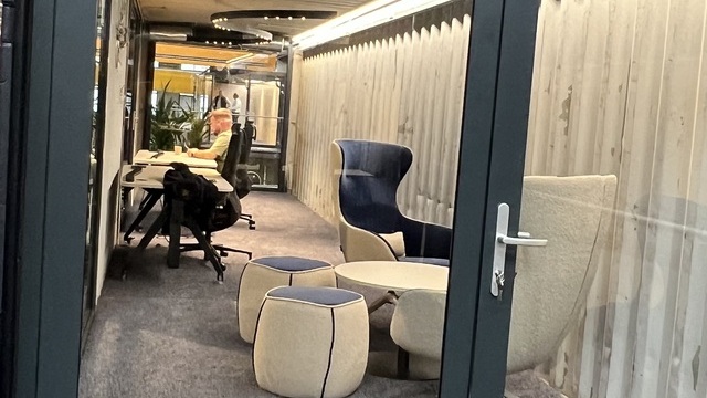 Arbeitsplatz in einem Container mit DUETTO Leuchte im S-Profil