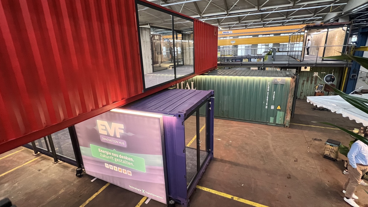Flexible Containerarchitektur mit PALADIO Beleuchtung Übereinander gestapelte Container im HIVE e.V. mit PALADIO Linearleuchten