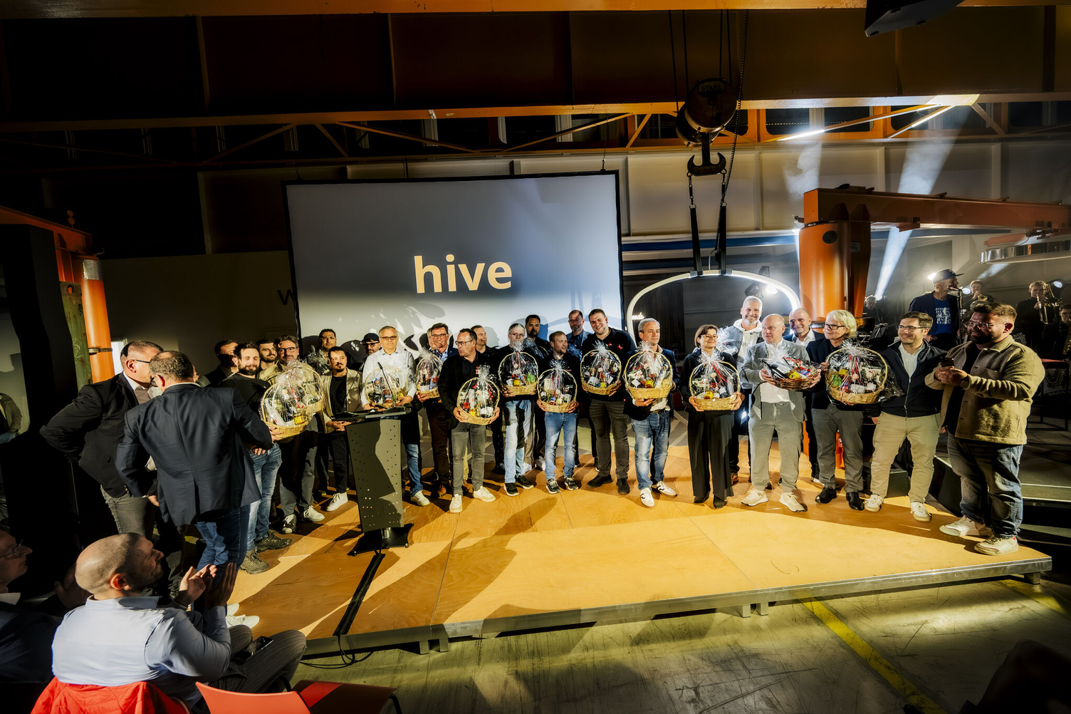 Eröffnungsfeier des HIVE e.V. Gruppenbild der Eröffnungsfeier des HIVE e.V. mit Projektbeteiligten, rechts im Bild Ulrich und Tim Sattler