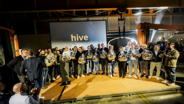 Gruppenbild der Eröffnungsfeier des HIVE e.V. mit Projektbeteiligten, rechts im Bild Ulrich und Tim Sattler