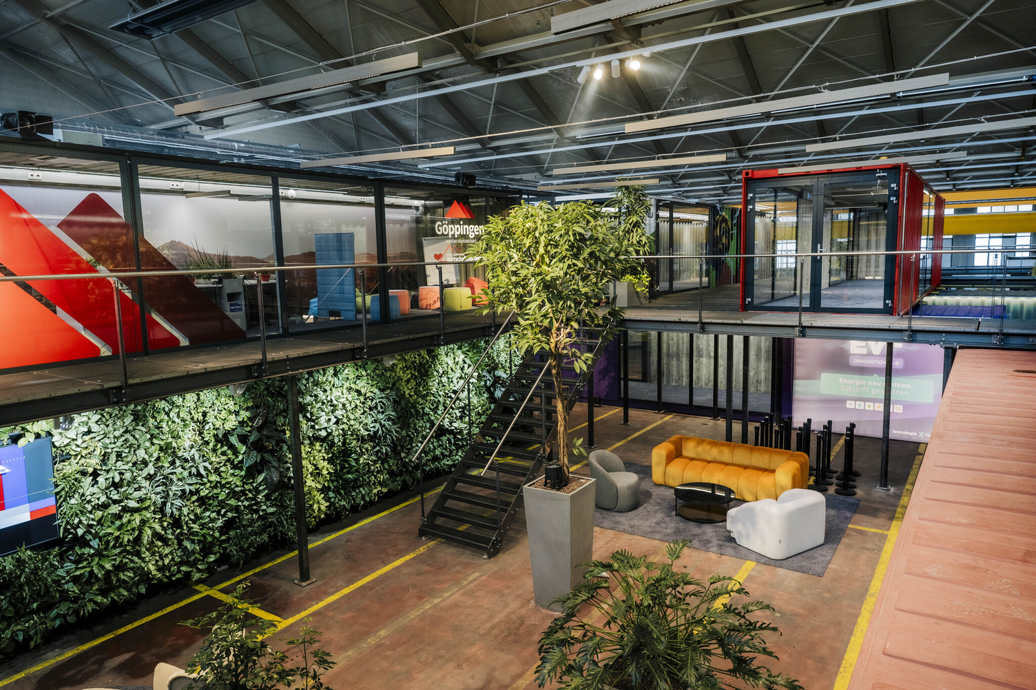 HIVE e.V. – offenes Foyer und Erschließungszonen Foyer des HIVE e.V. in Göppingen mit offenen Treppenhäusern und verbindenden Gängen