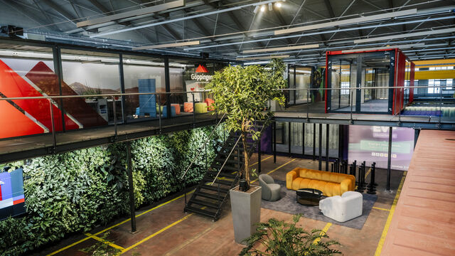 Foyer des HIVE e.V. in Göppingen mit offenen Treppenhäusern und verbindenden Gängen