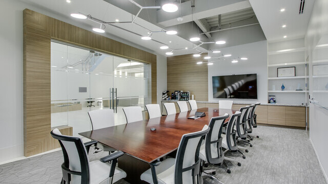 Three AVVENI Pendant 6 Type 1 in polished aluminium were photographed from a different angle in an elegant and modern meeting room for up to 14 people | © Showcase Fotografie