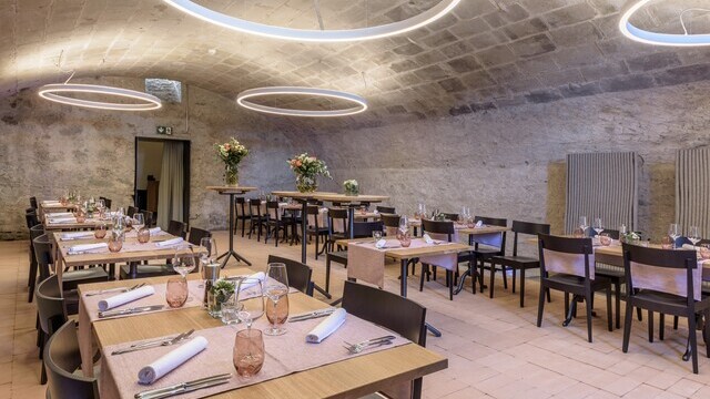 Restaurant lighting. Inviting restaurant room in the Hirschenbad Langenthal, in the bright vaulted cellar, illuminated by large, narrow white ring lights (DUETTO), which provide direct and indirect light. | © LUXED