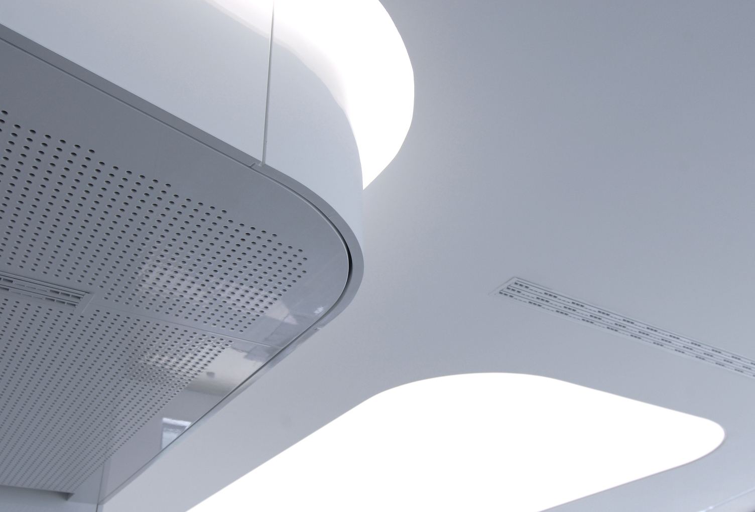 Quadratische Lichtdecken im Deckenraster mit homogener LED-Ausleuchtung