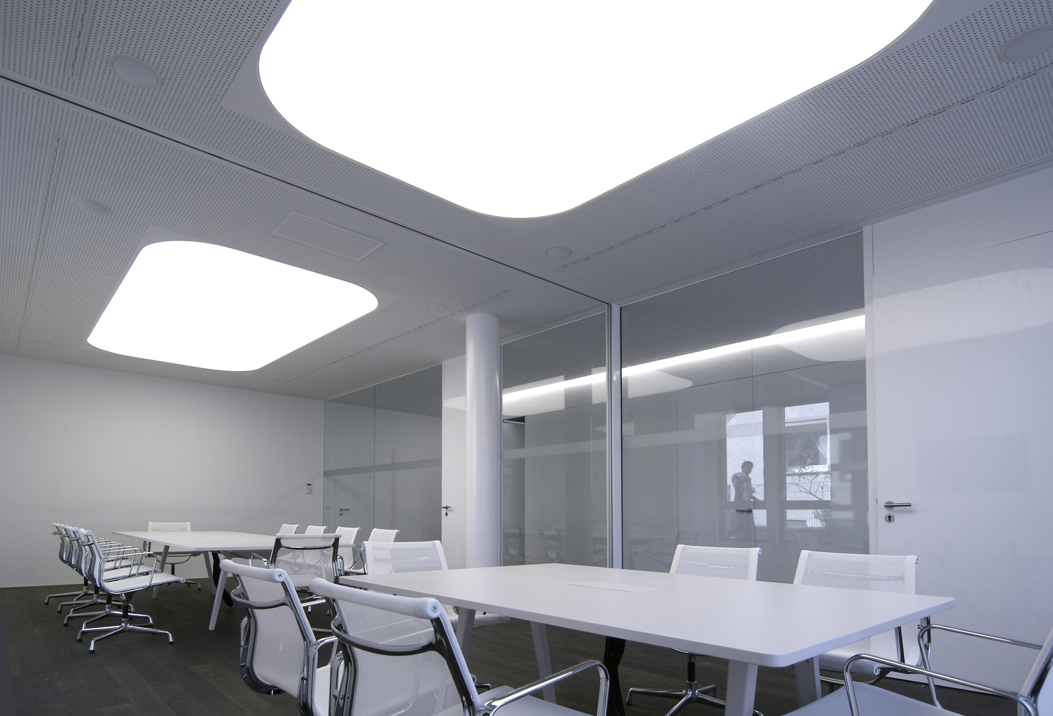 Lichtdecke in moderner Büro- und Arbeitswelt mit gleichmäßiger, blendfreier Ausleuchtung