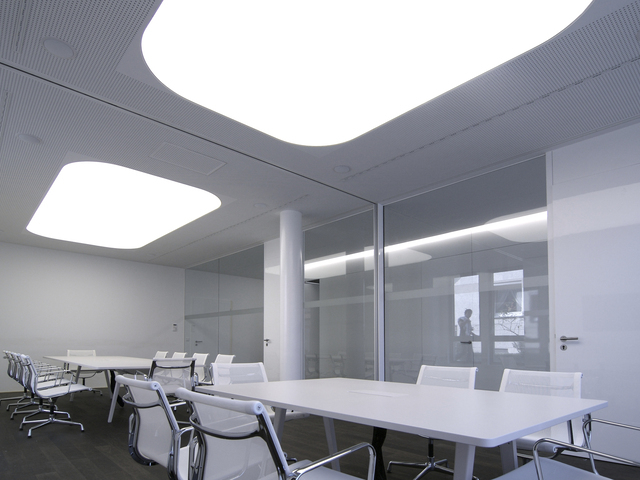 Lichtdecke in moderner Büro- und Arbeitswelt mit gleichmäßiger, blendfreier Ausleuchtung