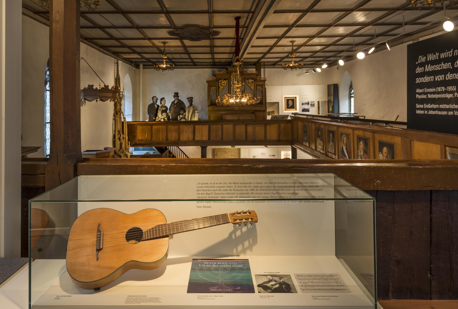 Museum in einem historischen Gebäude, im Vordergrund eine Gitarre in einem Schaukasten. Auf der Empore verteilt runde flache AVVENI Lichtköpfe, die an einer Track Schiene befestigt sind. | © Rose Hajdu, Stuttgart