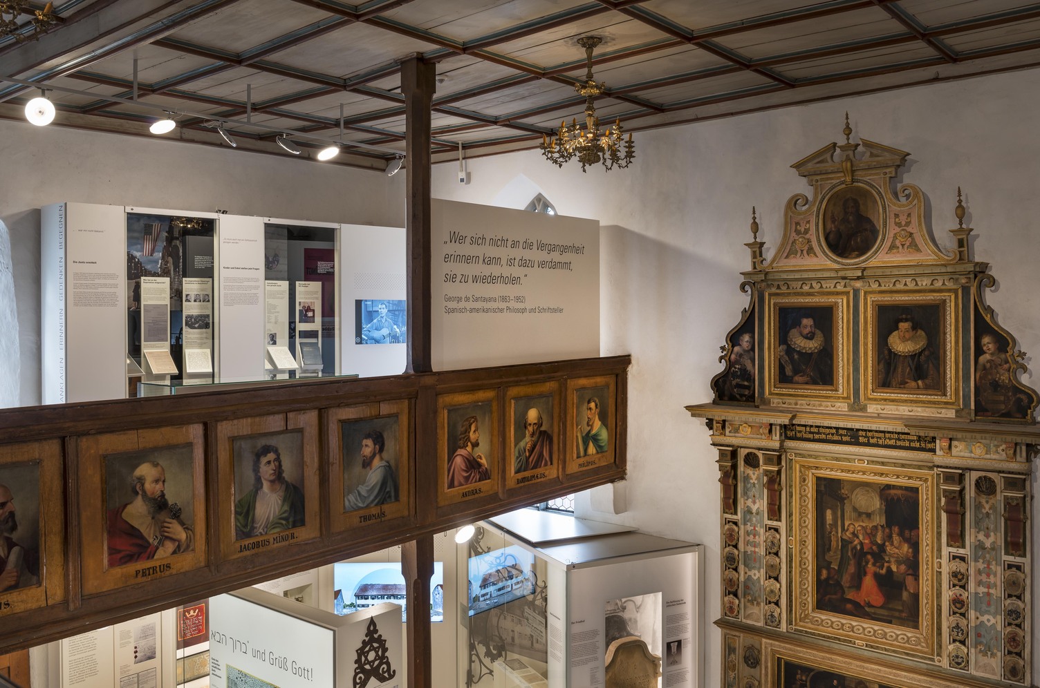 Die ehemalige jüdische Synagoge als jüdisches Museum. Beleuchtung der Schaukästen, Tafeln und Exponate auch auf der Empore mit einer Track-Schiene und runden beweglichen AVVENI Leuchtköpfen. | © Rose Hajdu, Stuttgart