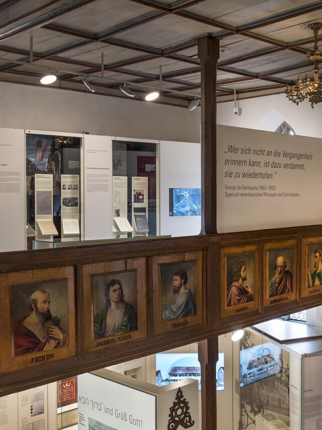 Die ehemalige jüdische Synagoge als jüdisches Museum. Beleuchtung der Schaukästen, Tafeln und Exponate auch auf der Empore mit einer Track-Schiene und runden beweglichen AVVENI Leuchtköpfen. | © Rose Hajdu, Stuttgart